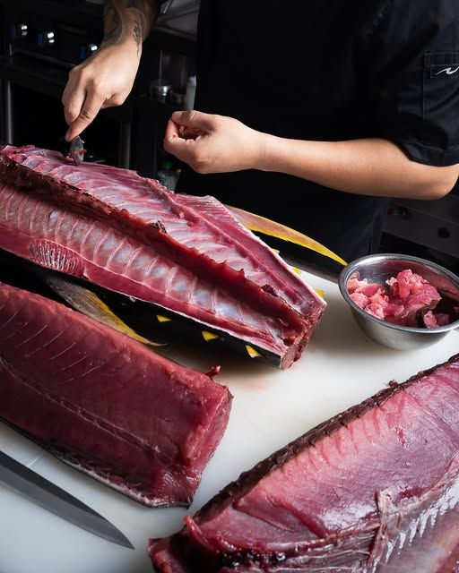 Lomo de atún fresco siendo porcionado por el chef