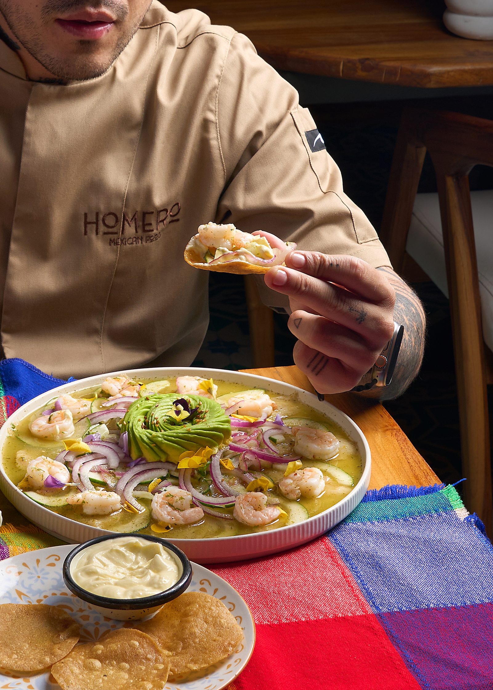 Aguachile de camarón fotografiado para Homero Mexican Food, con el chef sirviendo una tostada